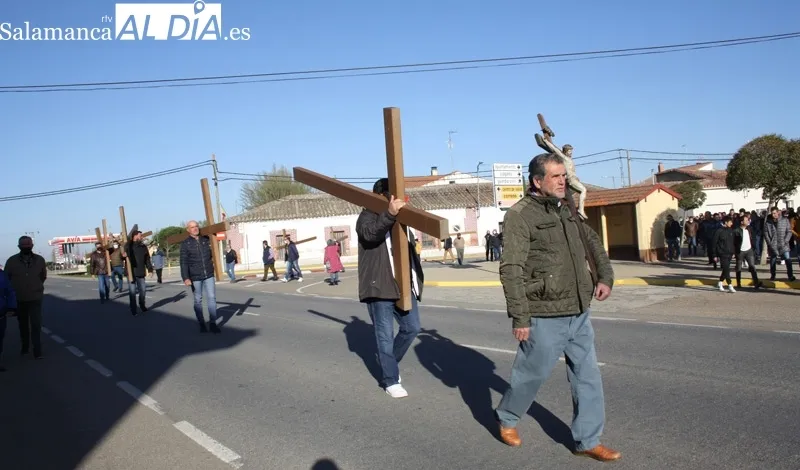 Los hombres de Villoria han realizado su histórico Vía Crucis del Viernes Santo