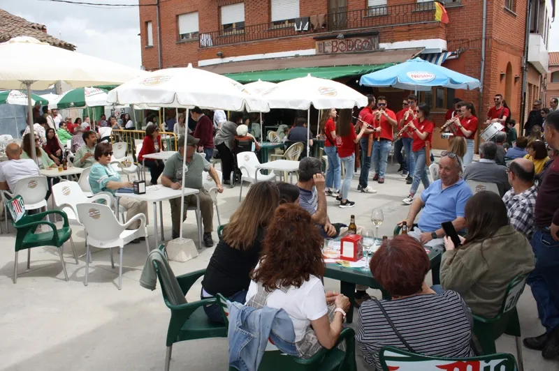 Foto 3 - El Montaraz se alza con el triunfo en una multitudinaria 12 Feria del Pincho en Macotera