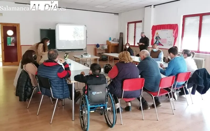 Asistentes a la reunión informativa que tenía lugar ayer lunes en Aldeadávila de la Ribera  