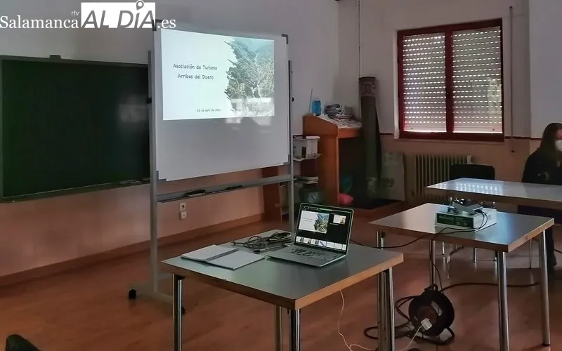 Asistentes a la reunión informativa que tenía lugar ayer lunes en Aldeadávila de la Ribera  