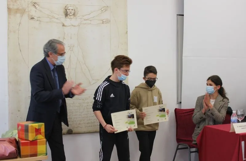 Los alumnos de 3º de ESO del IES García Bernalt, Héctor Vicente y Pablo Beato, junto a sus profesores Ángel Marijuán y Encarnación Ibañez, e integrantes de esta Competición Estadística Europea