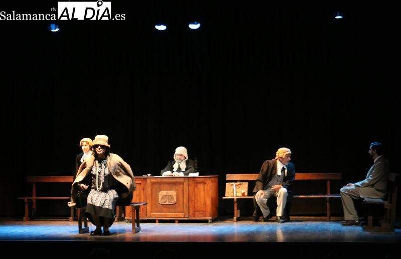 Representación de 'Trestigo de cargo' por La Lengua Teatro en Vitigudino / CORRAL