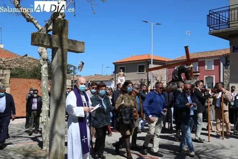 Procesión del Via Crucis en Lumbrales / CORRAL