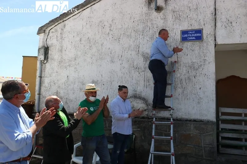 Descubrimiento de la plaza con el nombre de la calle Luis Filgueira / CORRAL