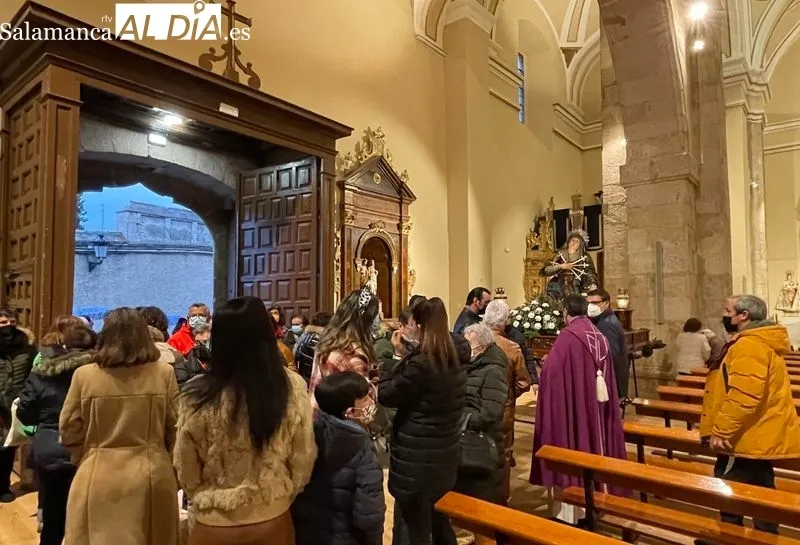 Foto 4 - La lluvia desluce por completo la procesi&oacute;n del V&iacute;a Crucis Teresiano