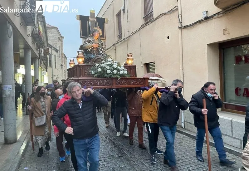 Foto 3 - La lluvia desluce por completo la procesi&oacute;n del V&iacute;a Crucis Teresiano