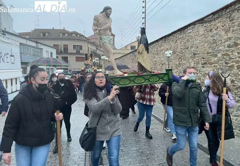 Foto 2 - La lluvia desluce por completo la procesi&oacute;n del V&iacute;a Crucis Teresiano
