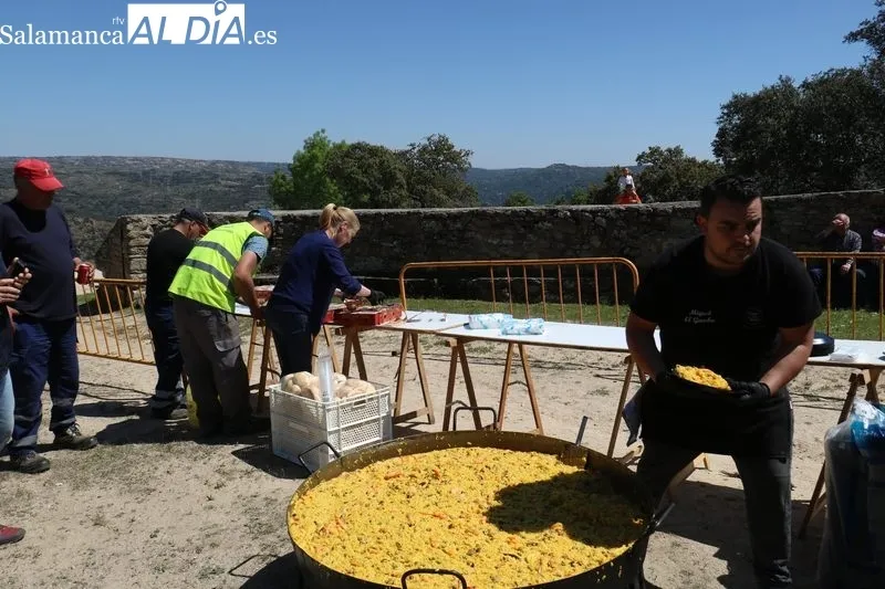 Fiesta en Villarino de los Aires en el Teso de San Cristóbal / CORRAL 