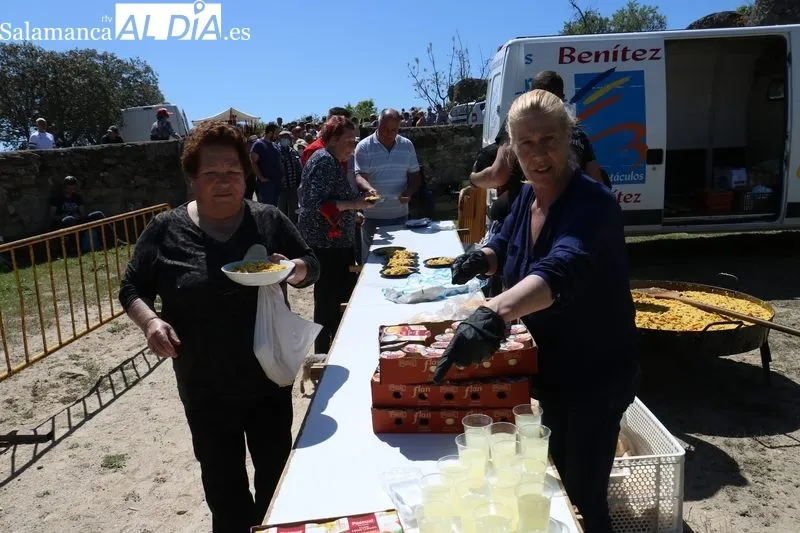 Fiesta en Villarino de los Aires en el Teso de San Cristóbal / CORRAL 