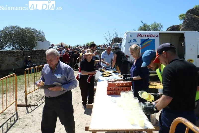 Fiesta en Villarino de los Aires en el Teso de San Cristóbal / CORRAL 