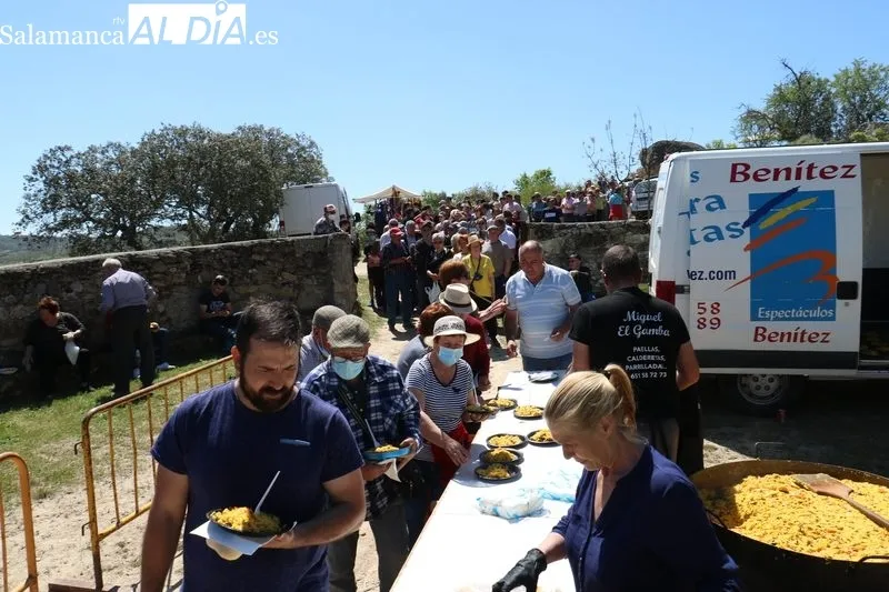 Fiesta en Villarino de los Aires en el Teso de San Cristóbal / CORRAL 
