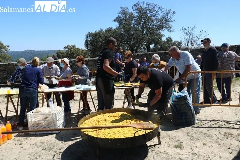Fiesta en Villarino de los Aires en el Teso de San Cristóbal / CORRAL 