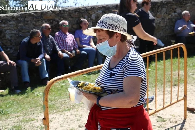 Fiesta en Villarino de los Aires en el Teso de San Cristóbal / CORRAL 