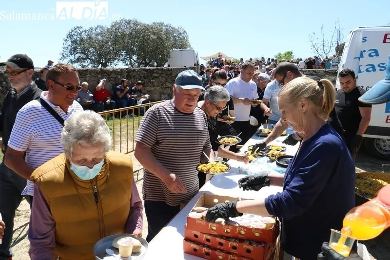 Fiesta en Villarino de los Aires en el Teso de San Cristóbal / CORRAL 