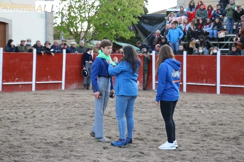 Éxito de los alumnos de la Escuela de Tauromaquia de Salamanca en la clase práctica celebrada en Olmedo de Camaces / CORRAL
