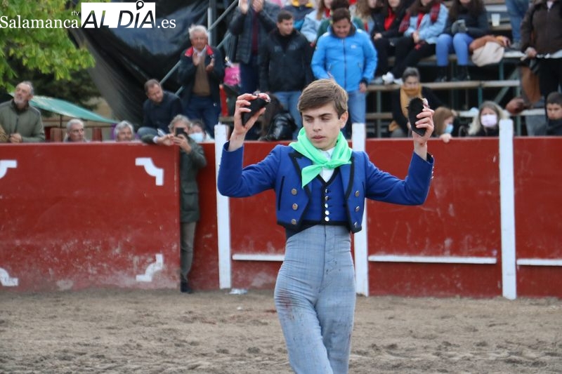 Éxito de los alumnos de la Escuela de Tauromaquia de Salamanca en la clase práctica celebrada en Olmedo de Camaces / CORRAL