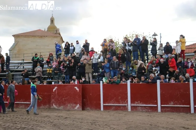 Éxito de los alumnos de la Escuela de Tauromaquia de Salamanca en la clase práctica celebrada en Olmedo de Camaces / CORRAL