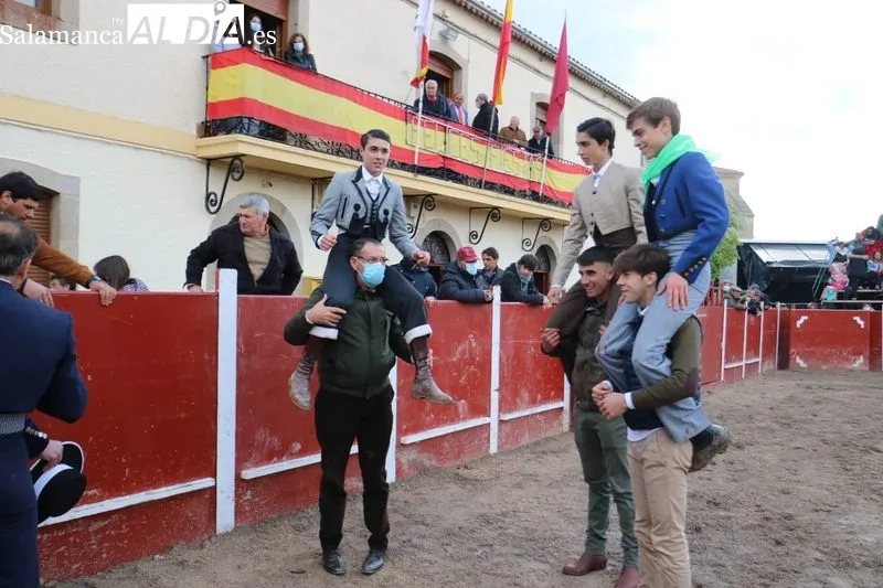 Éxito de los alumnos de la Escuela de Tauromaquia de Salamanca en la clase práctica celebrada en Olmedo de Camaces / CORRAL
