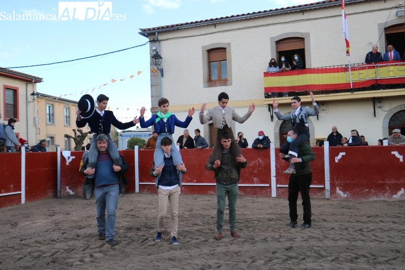 Éxito de los alumnos de la Escuela de Tauromaquia de Salamanca en la clase práctica celebrada en Olmedo de Camaces / CORRAL