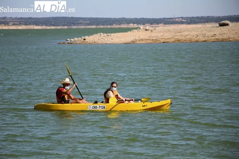 Paseos con kayak en el embalse de Almendra  / MARIBEL SÁNCHEZ