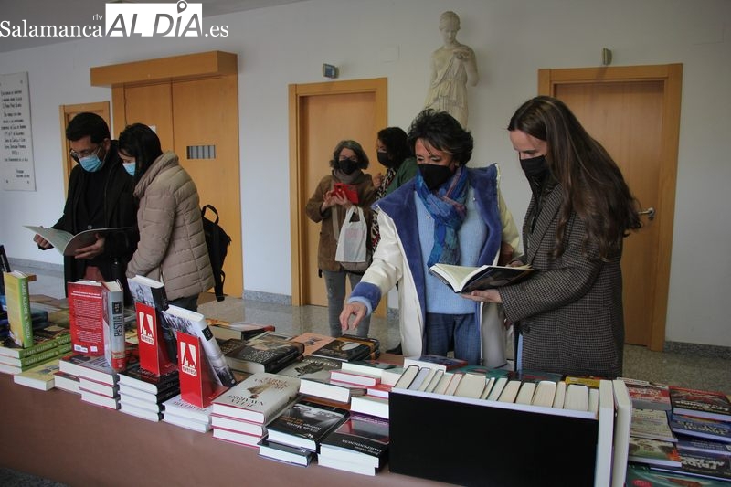 A la Feria del Libro asistía la alcaldesa de Vitigudino, Luisa de Paz, y la cocnejala de Cultura, Victoria Rodríguez / MARIBEL SÁNCHEZ