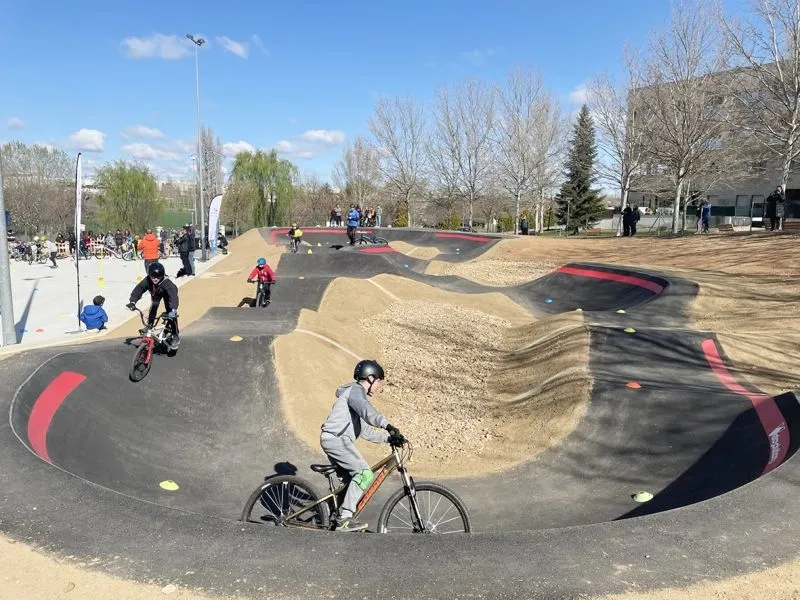 Foto 6 - Multitudinaria inauguraci&oacute;n del novedoso circuito de pump track en Carbajosa de la Sagrada