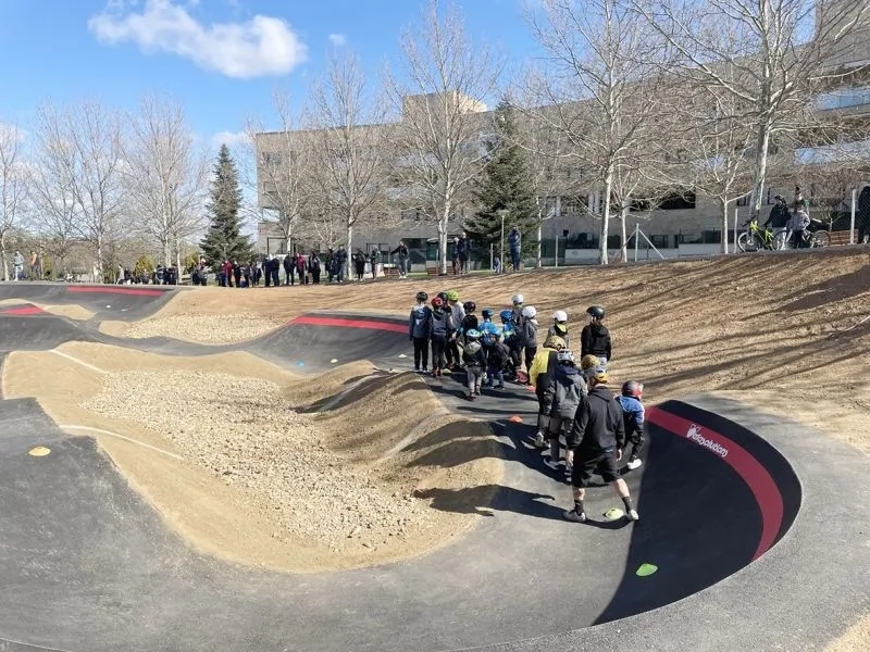 Foto 4 - Multitudinaria inauguraci&oacute;n del novedoso circuito de pump track en Carbajosa de la Sagrada