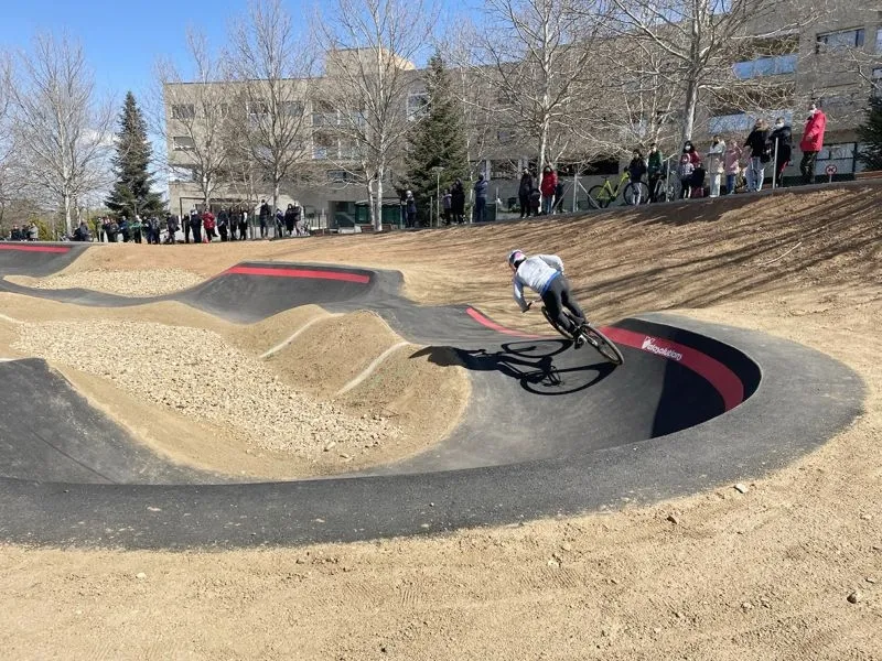 Foto 2 - Multitudinaria inauguraci&oacute;n del novedoso circuito de pump track en Carbajosa de la Sagrada