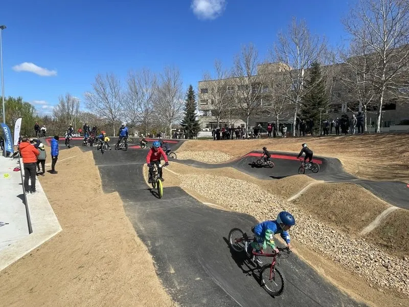 Foto 11 - Multitudinaria inauguraci&oacute;n del novedoso circuito de pump track en Carbajosa de la Sagrada