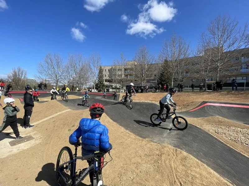 Foto 10 - Multitudinaria inauguraci&oacute;n del novedoso circuito de pump track en Carbajosa de la Sagrada