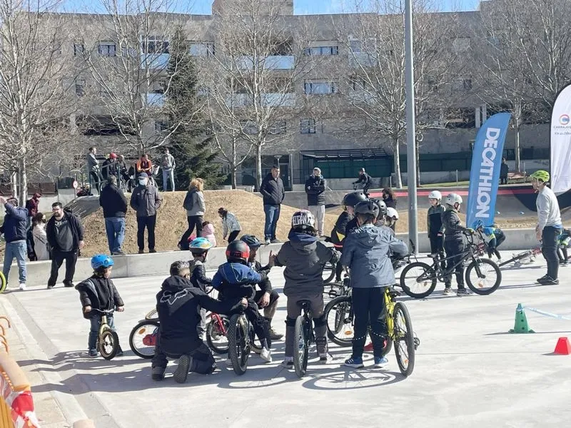 Foto 8 - Multitudinaria inauguraci&oacute;n del novedoso circuito de pump track en Carbajosa de la Sagrada