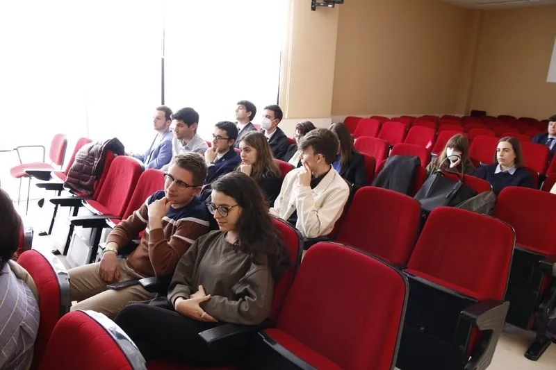 La secretaria de Estado de Igualdad, Ángela Rodríguez, en una jornada de debate sobre igualdad en la Facultad de Derecho de la USAL. Foto de David Sañudo