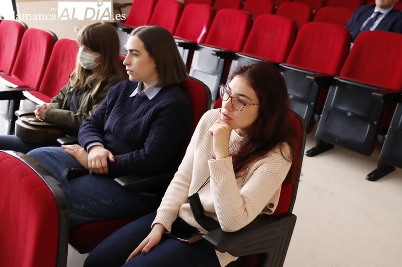 La secretaria de Estado de Igualdad, Ángela Rodríguez, en una jornada de debate sobre igualdad en la Facultad de Derecho de la USAL. Foto de David Sañudo