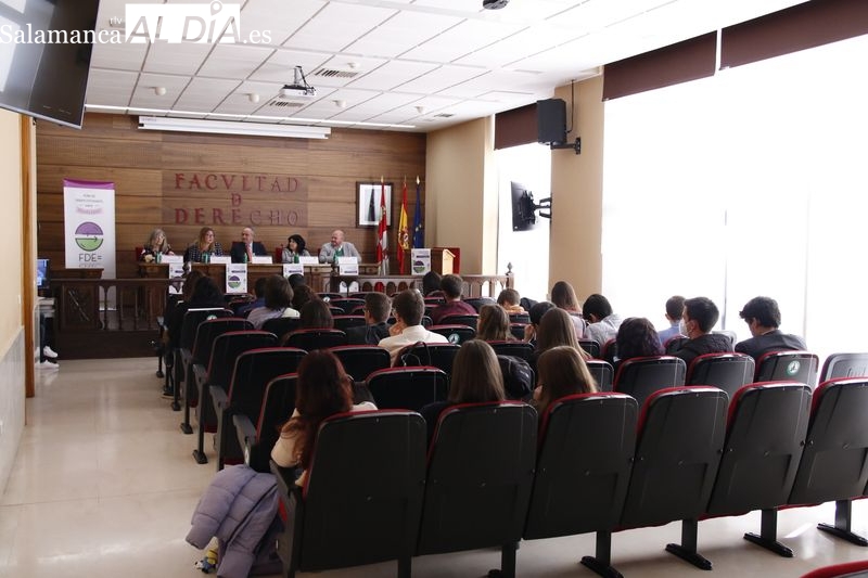 La secretaria de Estado de Igualdad, Ángela Rodríguez, en una jornada de debate sobre igualdad en la Facultad de Derecho de la USAL. Foto de David Sañudo
