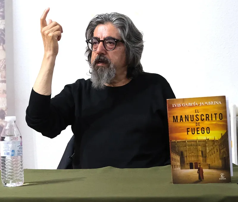 Foto 4 - La prosa de Jambrina impregna de misterio el D&iacute;a del Libro