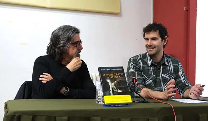Foto 3 - La prosa de Jambrina impregna de misterio el D&iacute;a del Libro