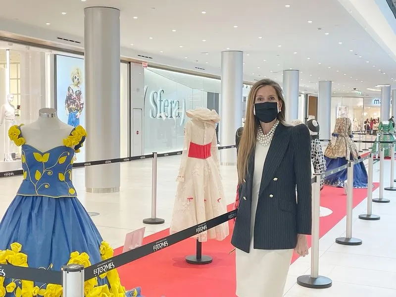 Diseños que forman parte de la exposición 'La moda en papel', en el Centro Comercial El Tormes