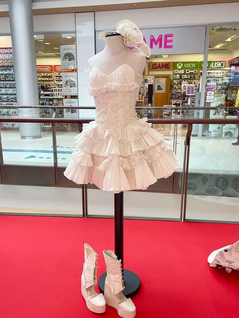 Diseños que forman parte de la exposición 'La moda en papel', en el Centro Comercial El Tormes