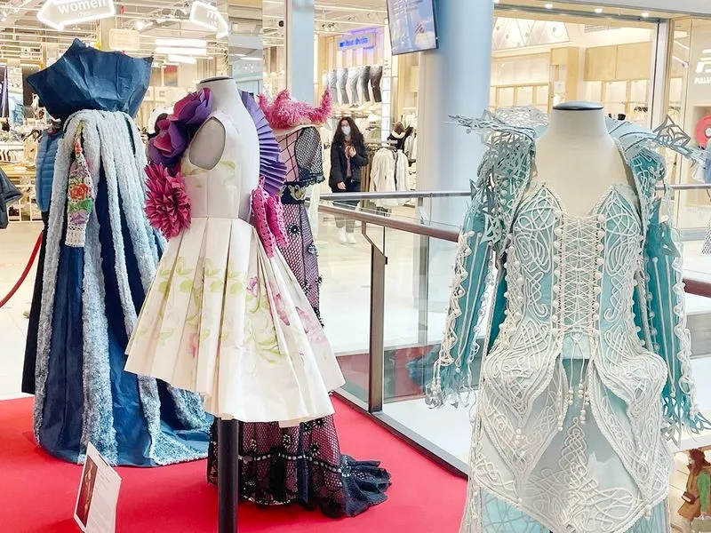 Diseños que forman parte de la exposición 'La moda en papel', en el Centro Comercial El Tormes