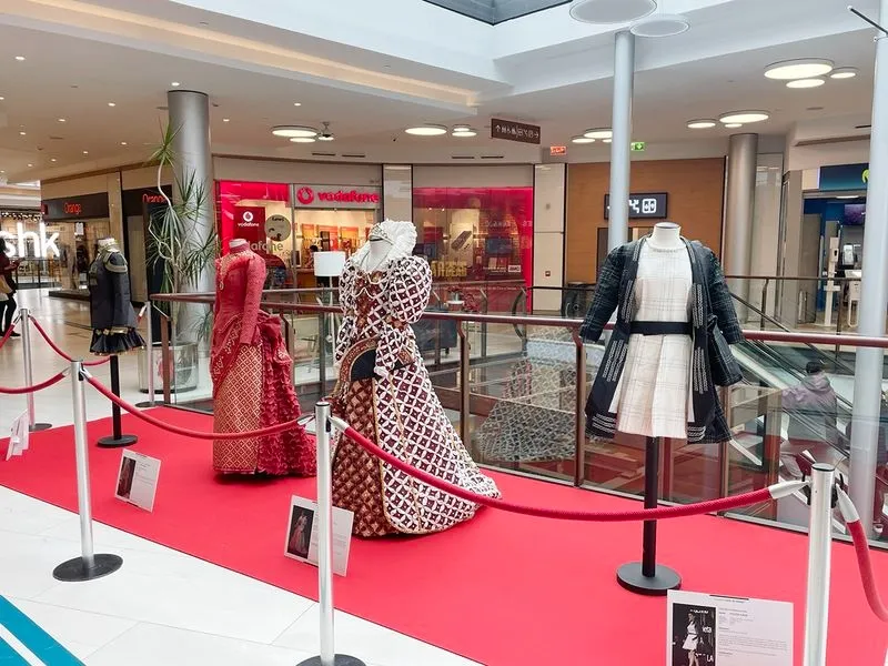 Diseños que forman parte de la exposición 'La moda en papel', en el Centro Comercial El Tormes