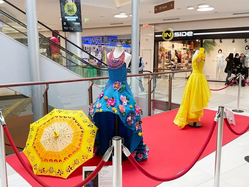 Diseños que forman parte de la exposición 'La moda en papel', en el Centro Comercial El Tormes