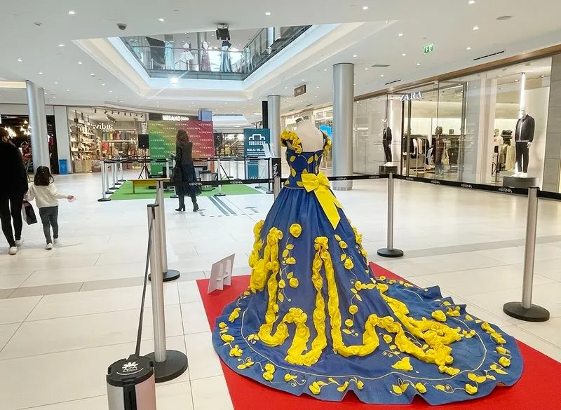 Diseños que forman parte de la exposición 'La moda en papel', en el Centro Comercial El Tormes