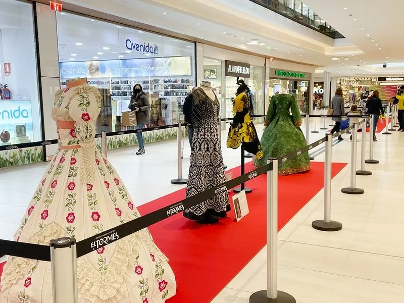 Diseños que forman parte de la exposición 'La moda en papel', en el Centro Comercial El Tormes