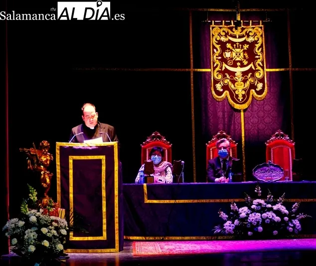 El Teatro Calderón acogía el pronunciamiento del pregón a cargo de Fernando García y la entrega de los galardones del Premio Nacional de Poesía