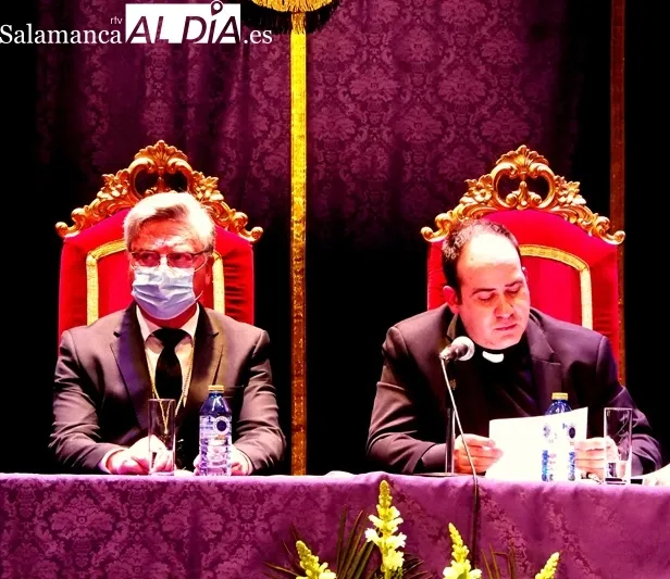 El Teatro Calderón acogía el pronunciamiento del pregón a cargo de Fernando García y la entrega de los galardones del Premio Nacional de Poesía