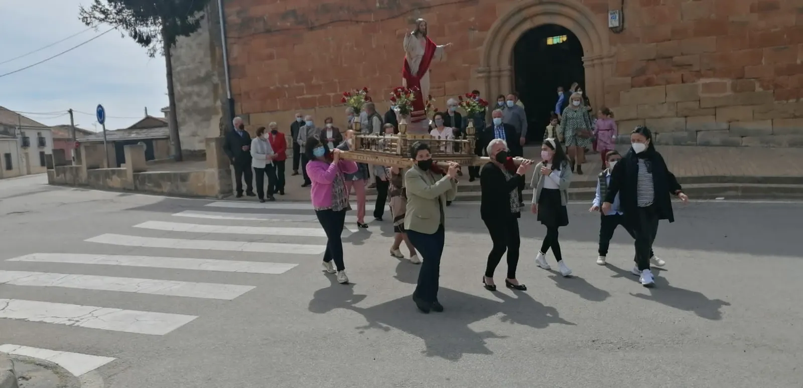 Villoruela ha despedido su Semana Santa con el Resucitado y el Coro de la localidad