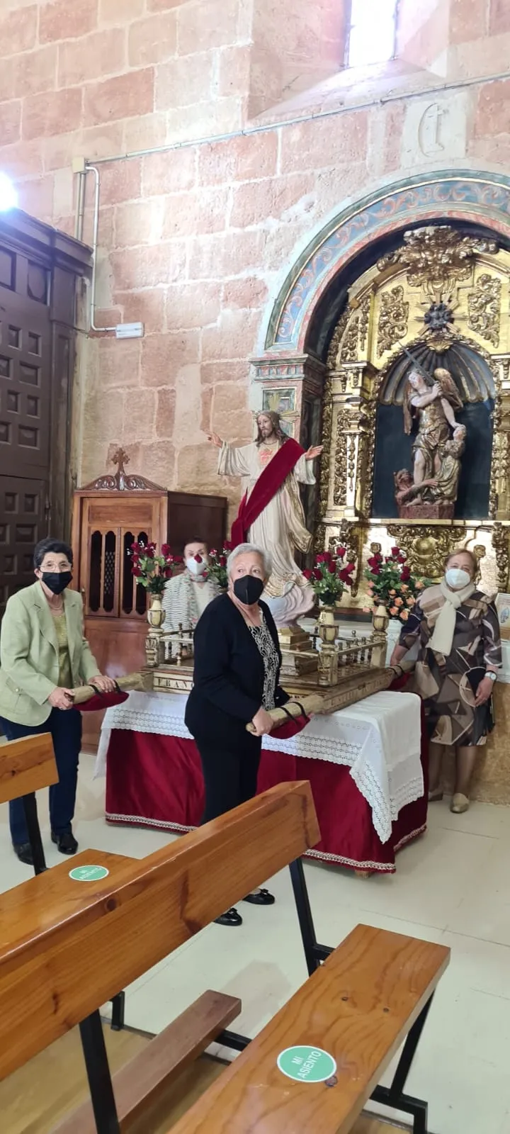 Foto 2 - Broche de oro a la Semana Santa con la procesi&oacute;n del Resucitado y el recital del Coro de Villoruela