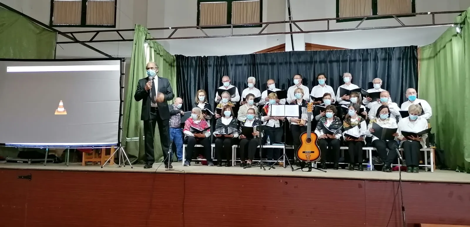 Foto 3 - Broche de oro a la Semana Santa con la procesi&oacute;n del Resucitado y el recital del Coro de Villoruela
