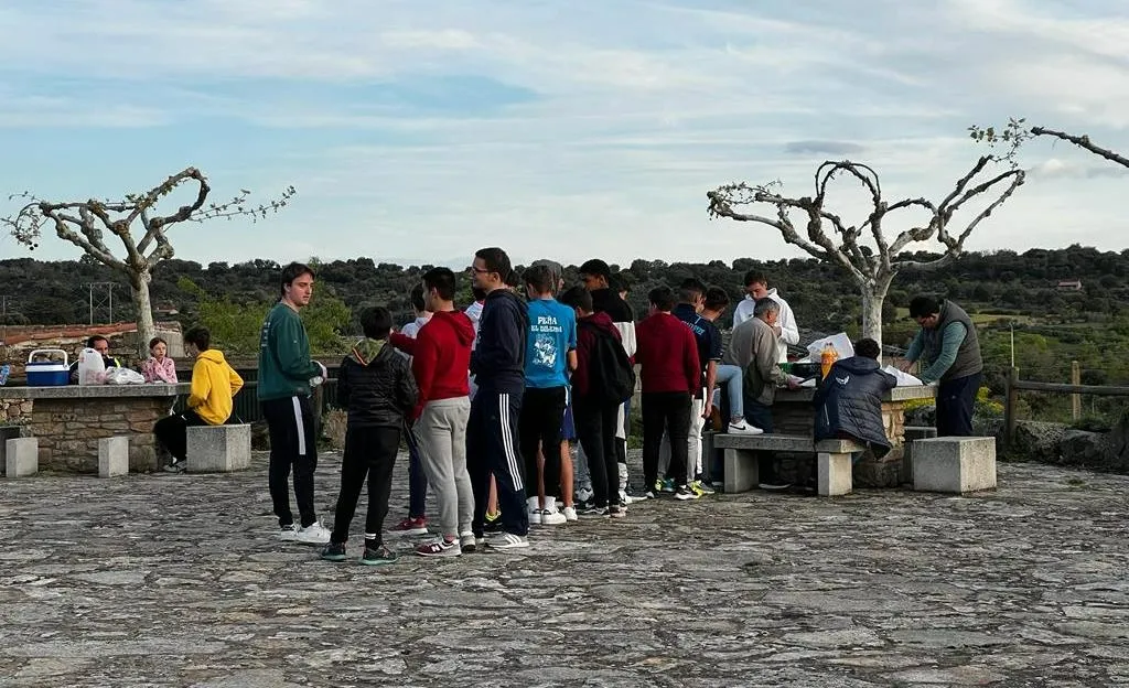 Foto 3 - El Seminario degust&oacute; el hornazo en San Felices de los Gallegos