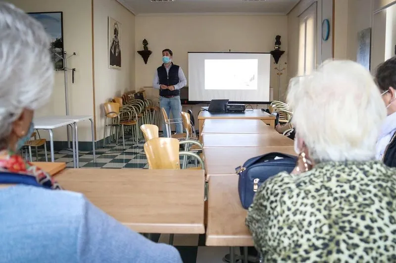 Charla en el hogar de mayores de Carbajosa